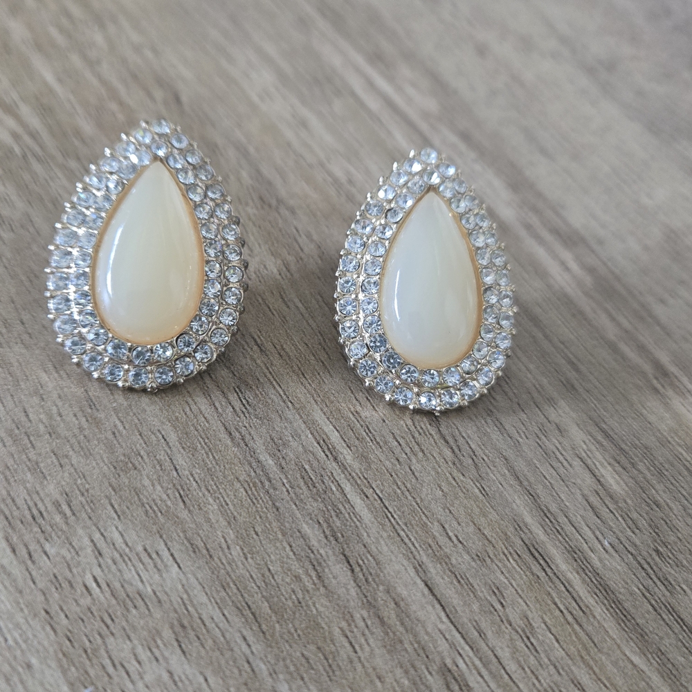 Elegant Cream and Silver Teardrop Earrings